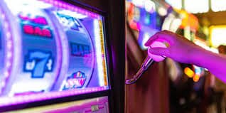 m33mm Live Casino ဂိမ်းခန်း၊ Baccarat နှင့် Roulette စားပွဲများ